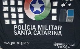 Homens que deviam estar recolhidos em suas residências por ordem judicial são flagrados com Cocaína