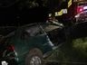 Veículo sai da pista e colide em árvore no interior