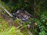 Van com 14 ocupantes sai da pista, cai em barranco e dois ficam feridos na BR-282