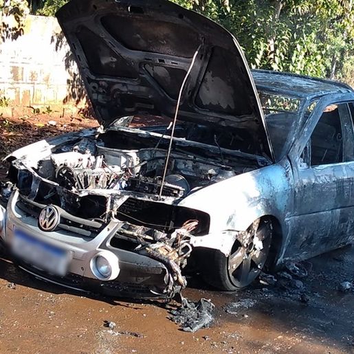 Saveiro é completamente destruída por fogo em Marmeleiro