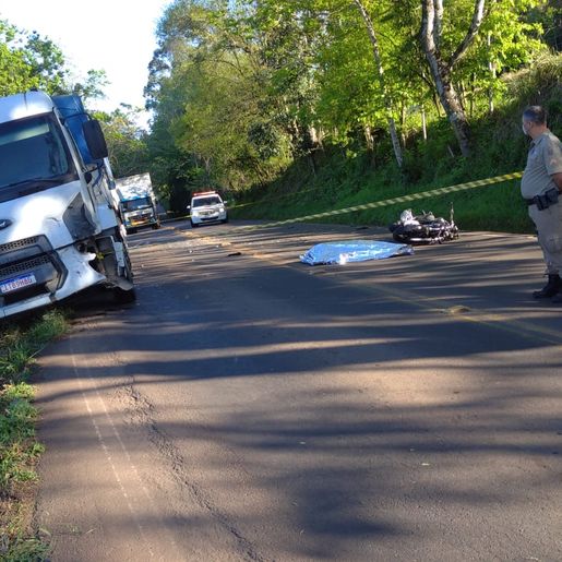 Acidente entre moto e caminhão deixa um morto na SC 386