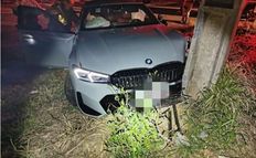 BMW colide em poste e deixa parte de SMO sem energia