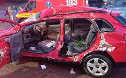 Condutor fica ferido em colisão entre carro e caminhão em São Lourenço do Oeste