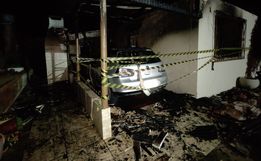 Carro na garagem pega fogo e atinge residência