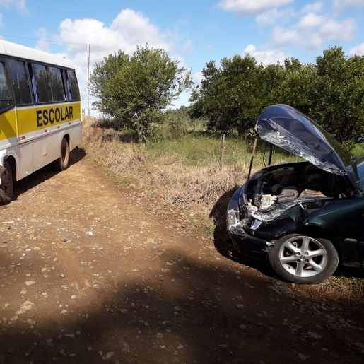 Homem sofre ferimentos acidente entre micro-ônibus e carro