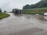 Carreta carregada de adubo tomba na BR–163