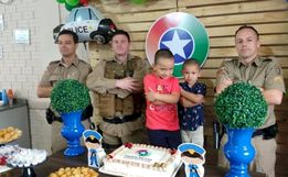 Pequeno admirador da PM recebe policiais em sua festa de aniversário