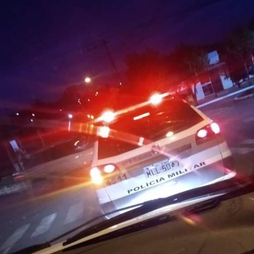Polícia aplica multa por descumprimento de medidas restritivas após denúncia