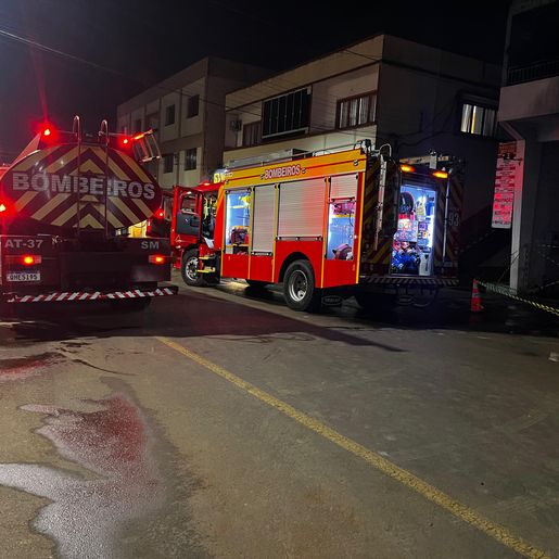 Focos de incêndio reaparecem e bombeiros retornam ao centro