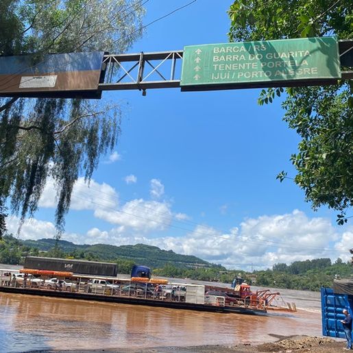 Retomada travessia da balsa no Rio Uruguai em Itapiranga