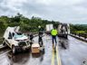 GRAVE: Caminhão, carro e utilitário batem de frente e um dos veículos cai da ponte, uma pessoa morre
