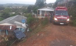 Carro invade terreno de casa após motorista perder controle da direção