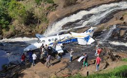 Avião que levava Marília Mendonça cai perto de cachoeira em MG