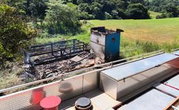 Casa é destruída pelo fogo no interior de São Lourenço do Oeste