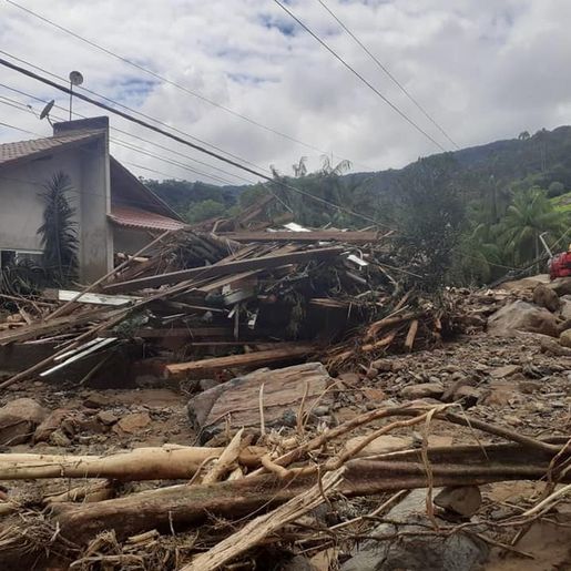 Sobe para 12 o número de mortos por enxurrada no Alto Vale do Itajaí
