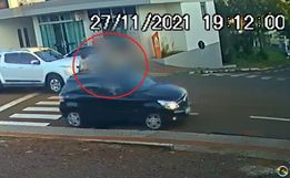 Idosa fica gravemente ferida ao ser atropelada na faixa; assista ao vídeo