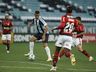 Com um a menos, Grêmio busca empate com o Flamengo em jogo atrasado