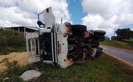 Para evitar colisão  frontal, condutor sai da pista e tomba caminhão na BR 163