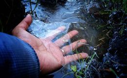 VÍDEO: Frio provoca congelamento da superfície d’água na Serra