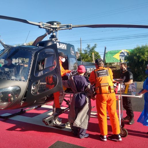 Com diversos ferimentos de arma branca, homem é transferido para Chapecó pelo Sara-Saerfron