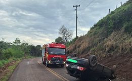 Motorista sai ileso ao capotar carro no interior de São José do Cedro
