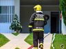 Bombeiros trabalham no rescaldo do incêndio no Super Vipi Center