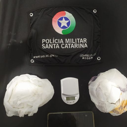 Homem compra drogas em Chapecó para vender em SMOeste e acaba preso pela PM 