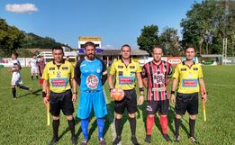 Cometa vence em casa e retoma a liderança