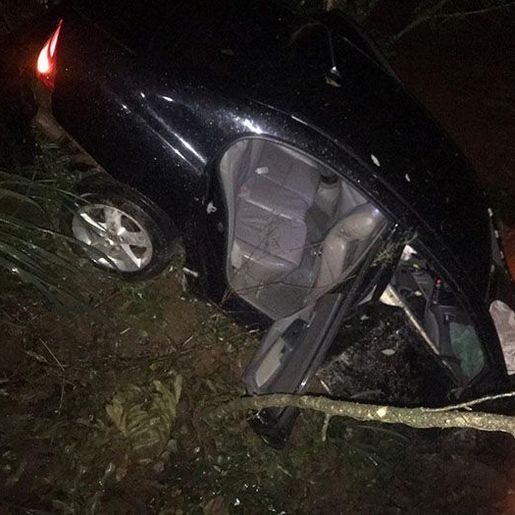 Carro com cinco pessoas cai de ponte