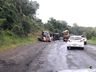 Carreta sai da pista e tomba às margens da BR 163 em São José do Cedro