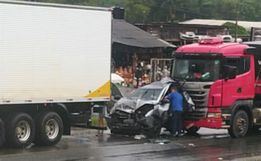 VÍDEO: Carro é esmagado entre dois caminhões em Blumenau