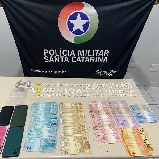 Polícia Militar prende mulher por tráfico de drogas, em Mondaí