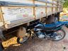 Jovem sofre ferimentos em colisão lateral de moto e caminhão
