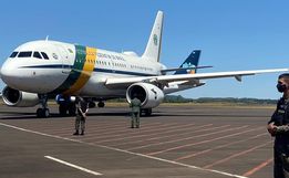 Presidente Jair Bolsonaro pousa no Aeroporto de Chapecó