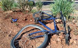 Adolescente tem suspeita de traumatismo craniano após colisão entre bicicleta e moto