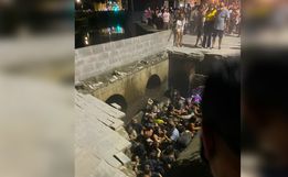 Calçada desaba e pessoas caem em rio durante evento de Natal; assista ao vídeo