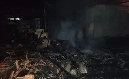 Homem coloca fogo em casa com esposa e 5 filhos dentro e acaba amarrado por vizinhos