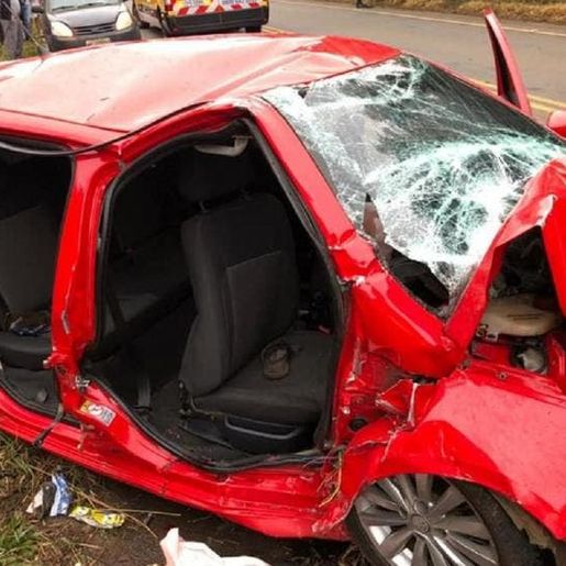 Carro com 7 pessoas bate em árvore e deixa um morto na Serra de SC