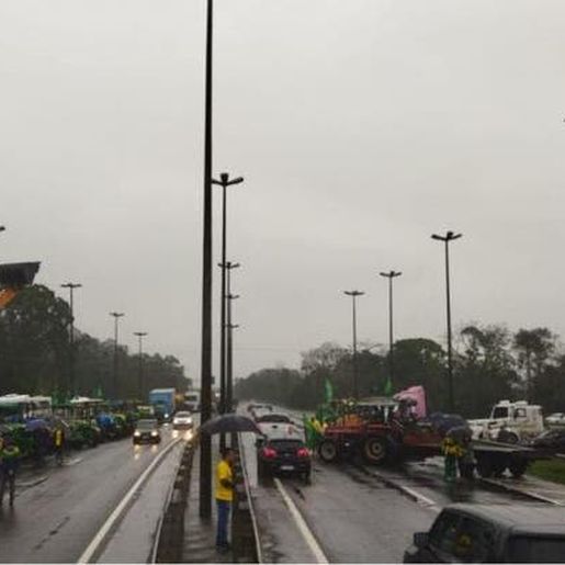 Quatro rodovias seguem com pontos de bloqueios em Santa Catarina