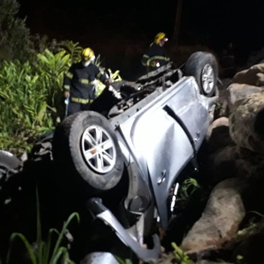 Casal morre após veículo despencar em ribanceira