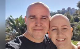 SMO: Bombeiro raspa a cabeça após cortar cabelo da esposa diagnostica com câncer