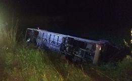 Acidente com ônibus de torcedores do Pelotas deixa cerca de 30 pessoas feridas