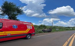 Carro sai da pista, colide em árvore e capota no interior de Itapiranga