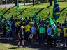 VÍDEO: Dezenas de pessoas participam de ato em frente ao 14º RCMec