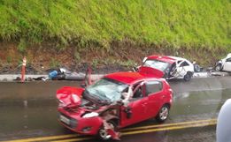 Colisão entre quatro veículos deixa uma pessoa morta na BR-282