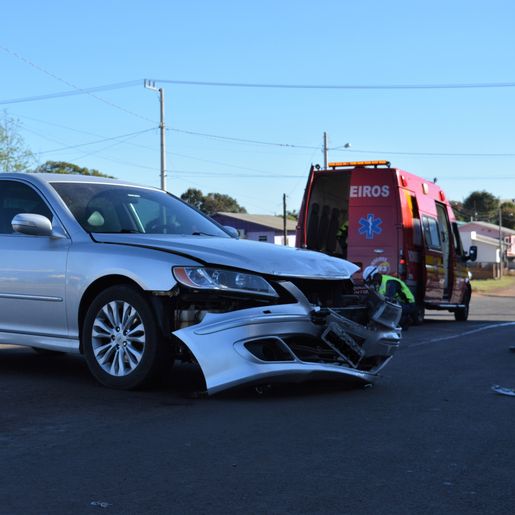 Carro e moto colidem no centro de Campo Erê
