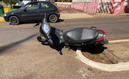 Mulher fica ferida em acidente de moto e bicicleta no centro
