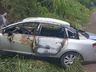 Veículo pega fogo depois de bater em barranco 