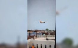  Avião com 242 pessoas a bordo cai em bairro residencial da Índia logo após a decolagem