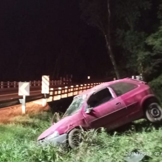 Carro capota na BR-282 em Pinhalzinho e deixa mulher e duas crianças feridas